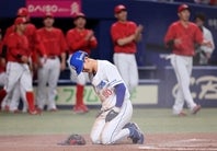 ホームスチールに失敗して肩を落とす尾田。広島バッテリーの冷静な対応の前に屈した。写真：産経新聞社