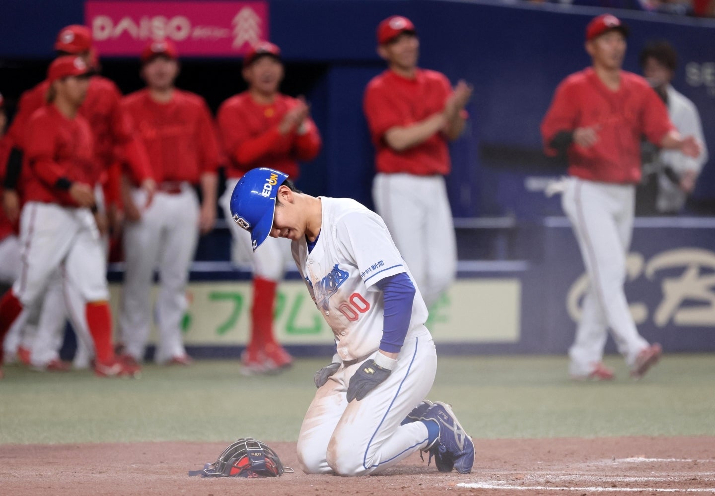 ホームスチールに失敗して肩を落とす尾田。広島バッテリーの冷静な対応の前に屈した。写真：産経新聞社