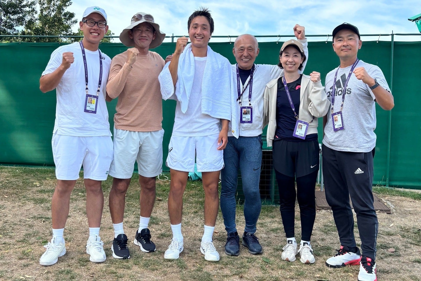 ウインブルドンの予選を勝ち抜き、聖地への切符を手にした望月慎太郎（左から３人目）とチームの面々。左から２人目が山中夏雄コーチ。写真：内田暁