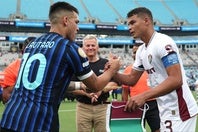 試合前に挨拶を交わすインテルのラウタロ（左）とフルミネンセのチアゴ・シウバ（右）。(C)Getty Images