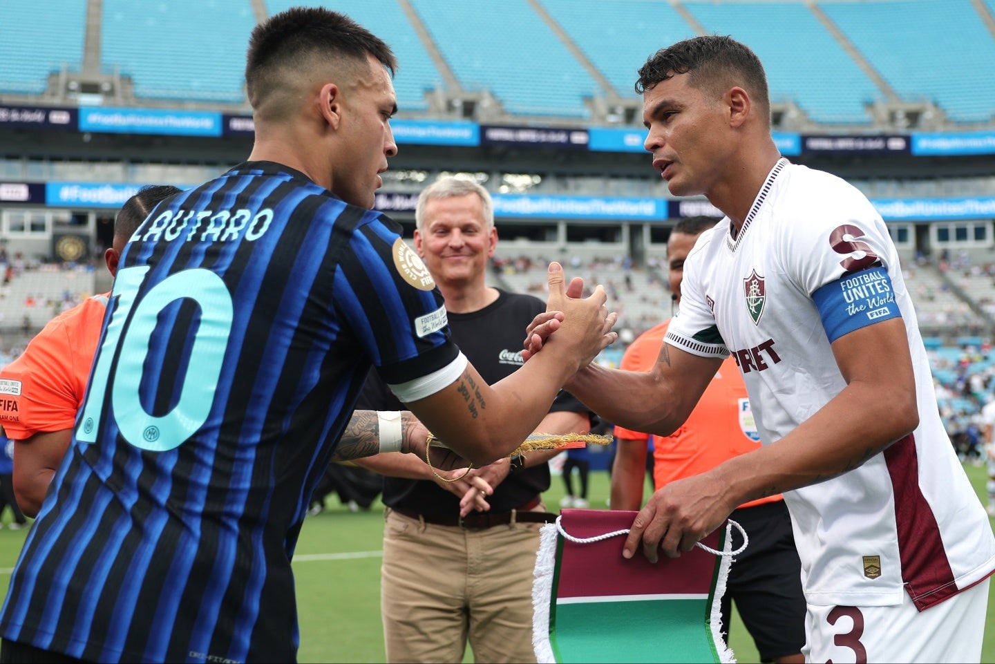 試合前に挨拶を交わすインテルのラウタロ（左）とフルミネンセのチアゴ・シウバ（右）。(C)Getty Images