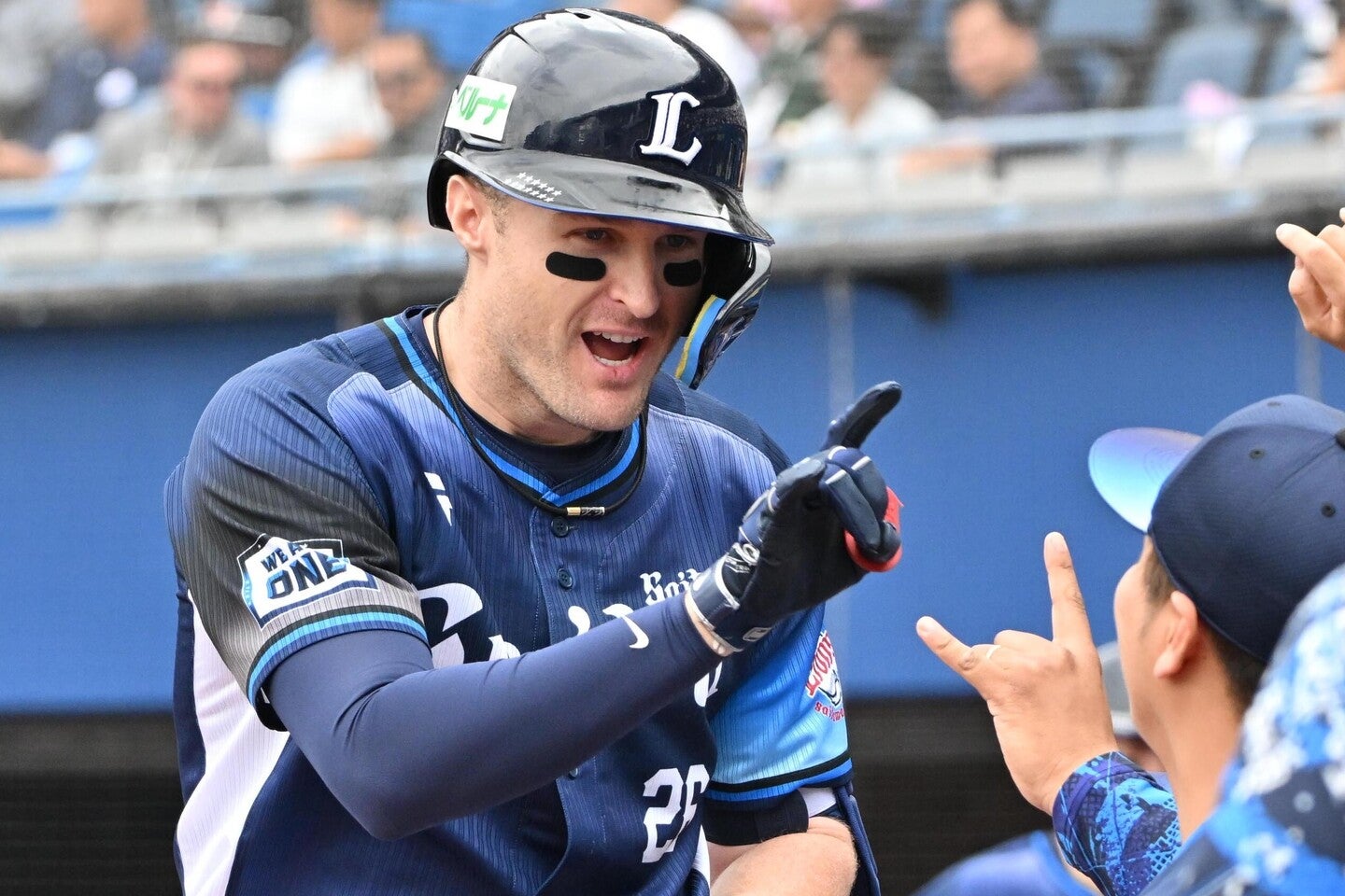 勝負強い打撃だけでなく、常に全力を尽くすプレースタイルでもチームを鼓舞するネビン。早くも２年の延長契約を手にした。写真：産経新聞社