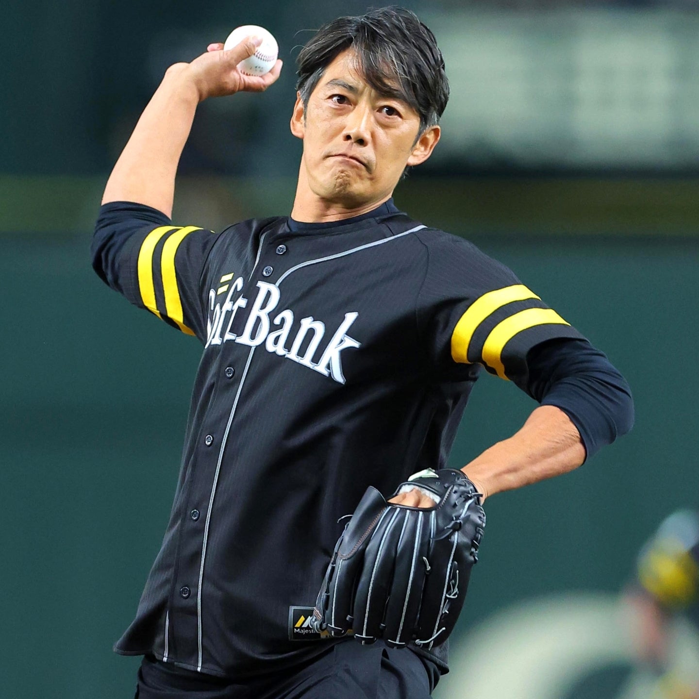 始球式で真剣な表情を見せる反町さん。見事なノーバン投球でスタンドを沸かせた。写真：産経新聞社