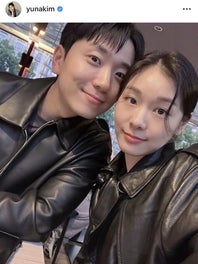 顔を寄せ合うキム・ヨナさん（右）とコ・ウリムさん（左）の夫妻（写真は公式インスタグラムのスクリーンショット）。