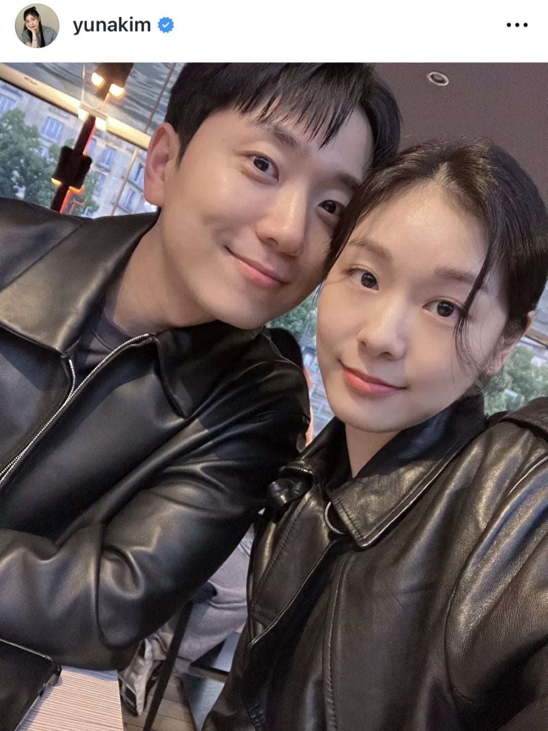 顔を寄せ合うキム・ヨナさん（右）とコ・ウリムさん（左）の夫妻（写真は公式インスタグラムのスクリーンショット）。