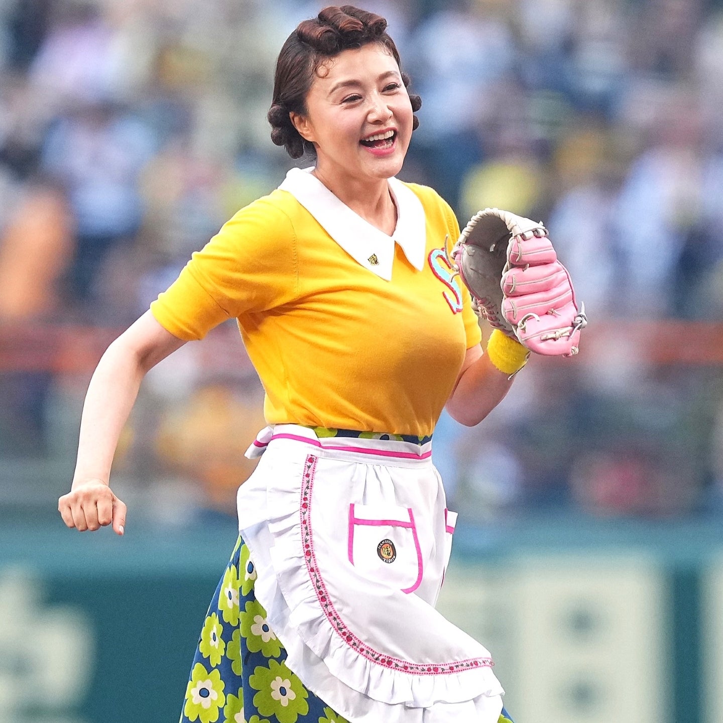 主演舞台のPRを兼ねて甲子園のマウンドに立った藤原さん。実は“野球少女”だった過去を明かした。写真：産経新聞社