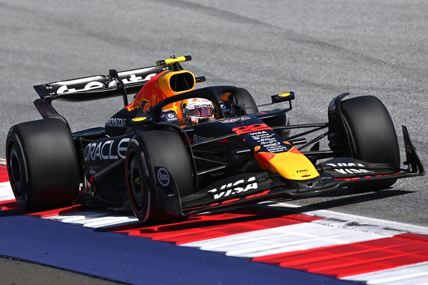 レッドブルのマシン「RB21」の扱いに苦労している角田。(C) Getty Images