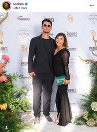ブラックコーデで決めたダルビッシュ（左）と聖子夫人（右）。（画像はパドレスの球団公式インスタグラムより）