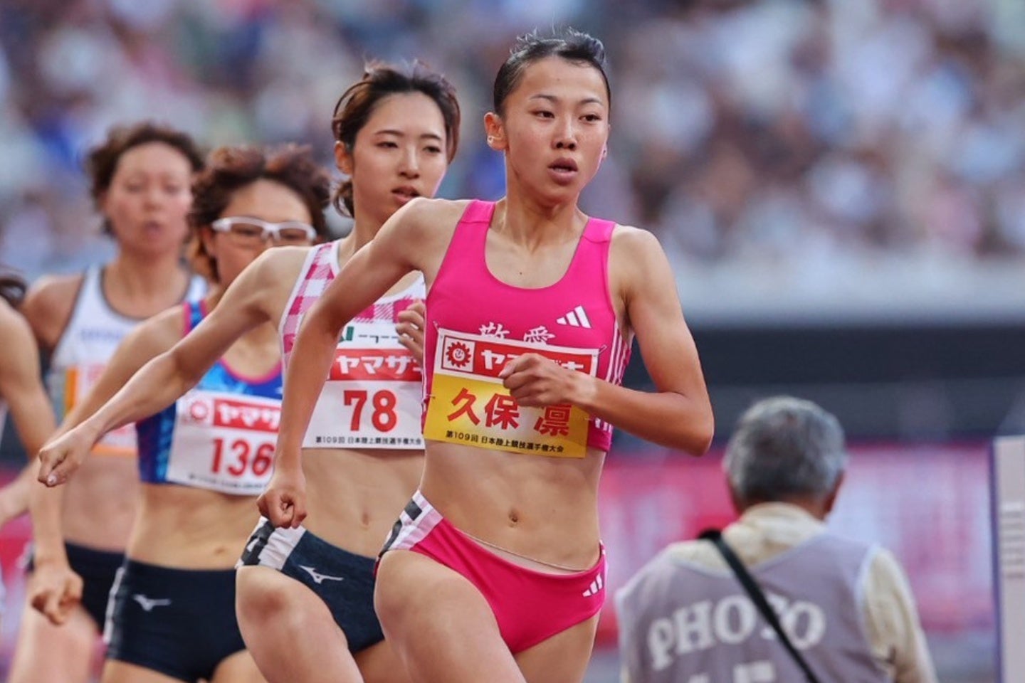 久保凛（中央）が予選トップタイムで決勝に進出した。写真：梅月智史（THE DIGEST写真部）
