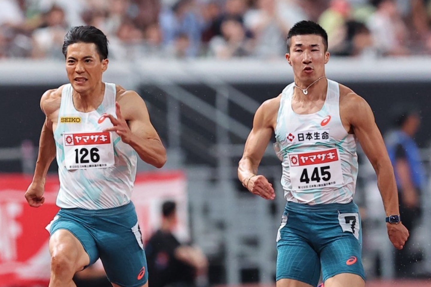 桐生（右）が決勝に進出。日本記録保持者である山縣（左）との接戦を制した。写真：梅月智史（THE DIGEST写真部）