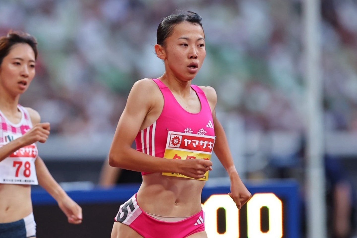 先頭で走る17歳の久保凛。堂々の日本一宣言が飛び出した。写真：梅月智史（THE DIGEST写真部）