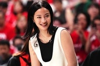 テレビ朝日のSPブースターを務める広瀬ずずさん。日本代表戦が開催された会場を華やかに彩った。写真：アフロスポーツ