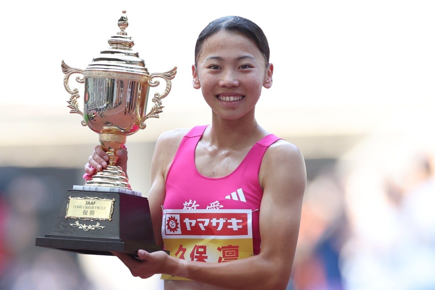 17歳の久保凛が日本新記録を樹立。800mでV2を飾った。写真：永島裕基