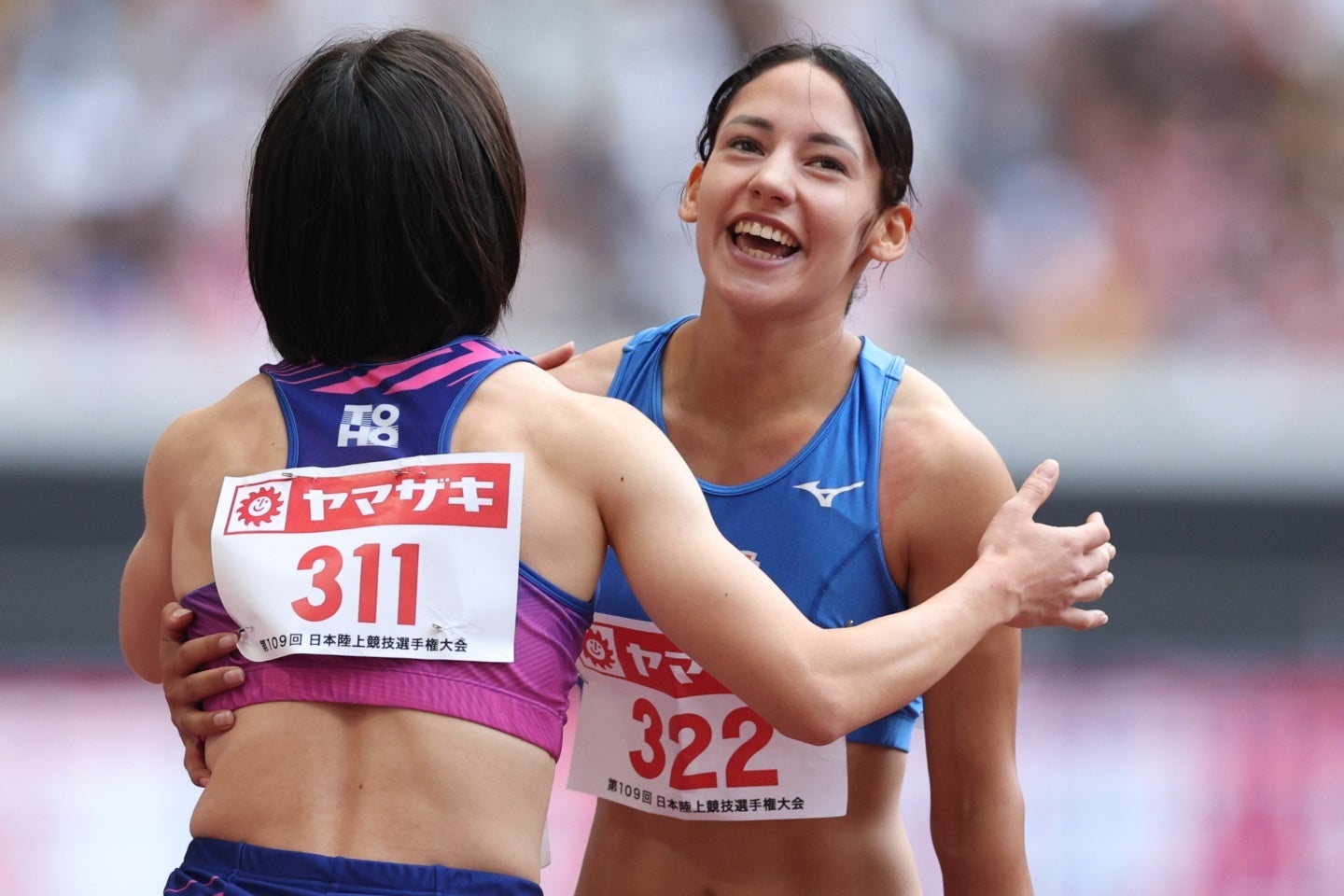 女子400ｍ初出場のフロレス（右）は３位。前年女王の松本（左）は４位だった。写真：永島裕基