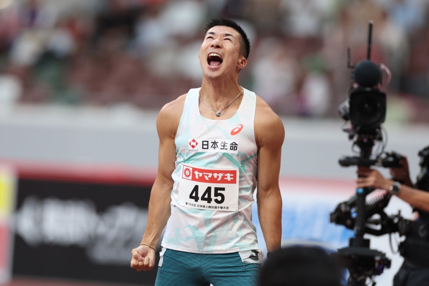 男子100m決勝は桐生が制し、天に向かって雄叫びを上げた。写真：永島裕基
