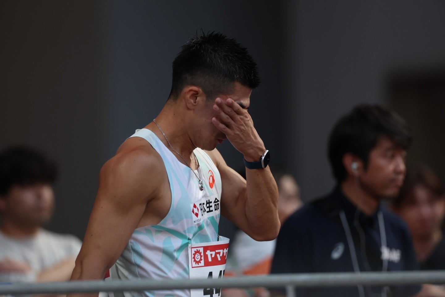 桐生は優勝した瞬間、歓喜の涙。目頭を抑えた。写真：永島裕基