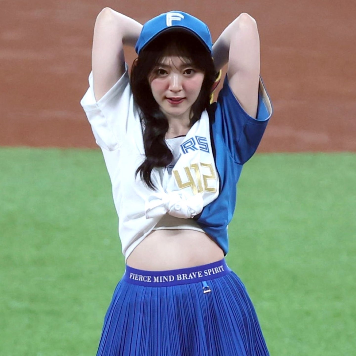 独特の着こなしでマウンドに上がった鈴木愛理さん。真剣な表情で投じた一球の行方は――。写真：産経新聞社