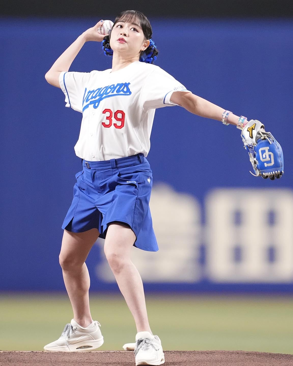 バンテリンDでセレモニアルピッチを務めた大原櫻子さん。写真：産経新聞社
