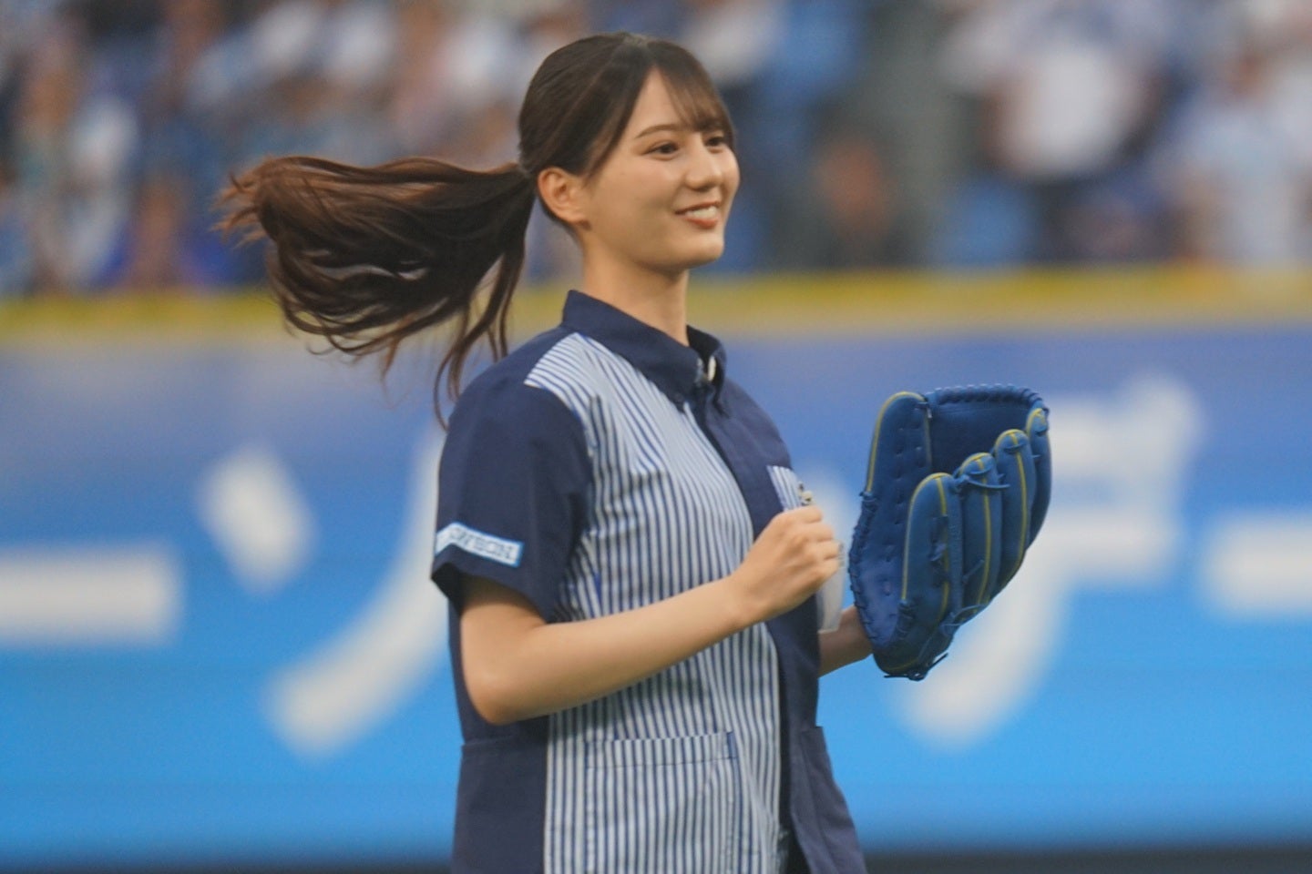 ハマスタでの「ローソンデー」で始球式を行なった日向坂46の小坂菜緒さん。写真：萩原孝弘