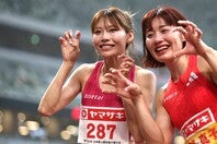 中島（左）はレース後、２年前に結婚していたことを電撃発表した。写真：永島裕基