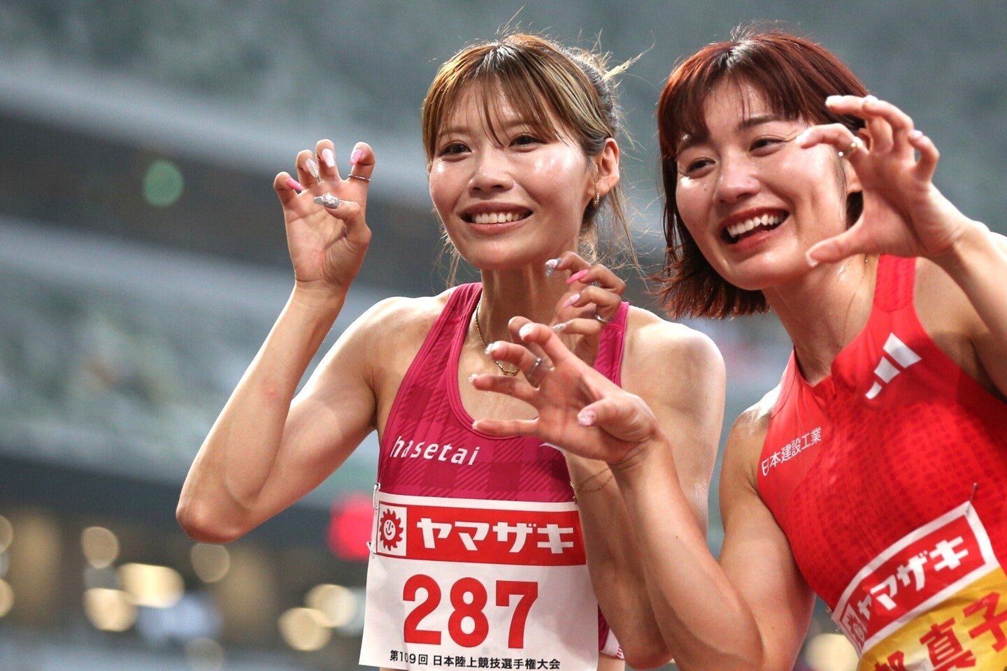 中島（左）はレース後、２年前に結婚していたことを電撃発表した。写真：永島裕基