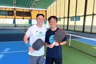 ６日に行なわれた『DPC KOBE』のオープニングイベントに登場したピックルボールの元世界王者ダニエル・ムーア氏（左）と元プロテニス選手の加藤季温氏（右）。写真提供：加藤季温