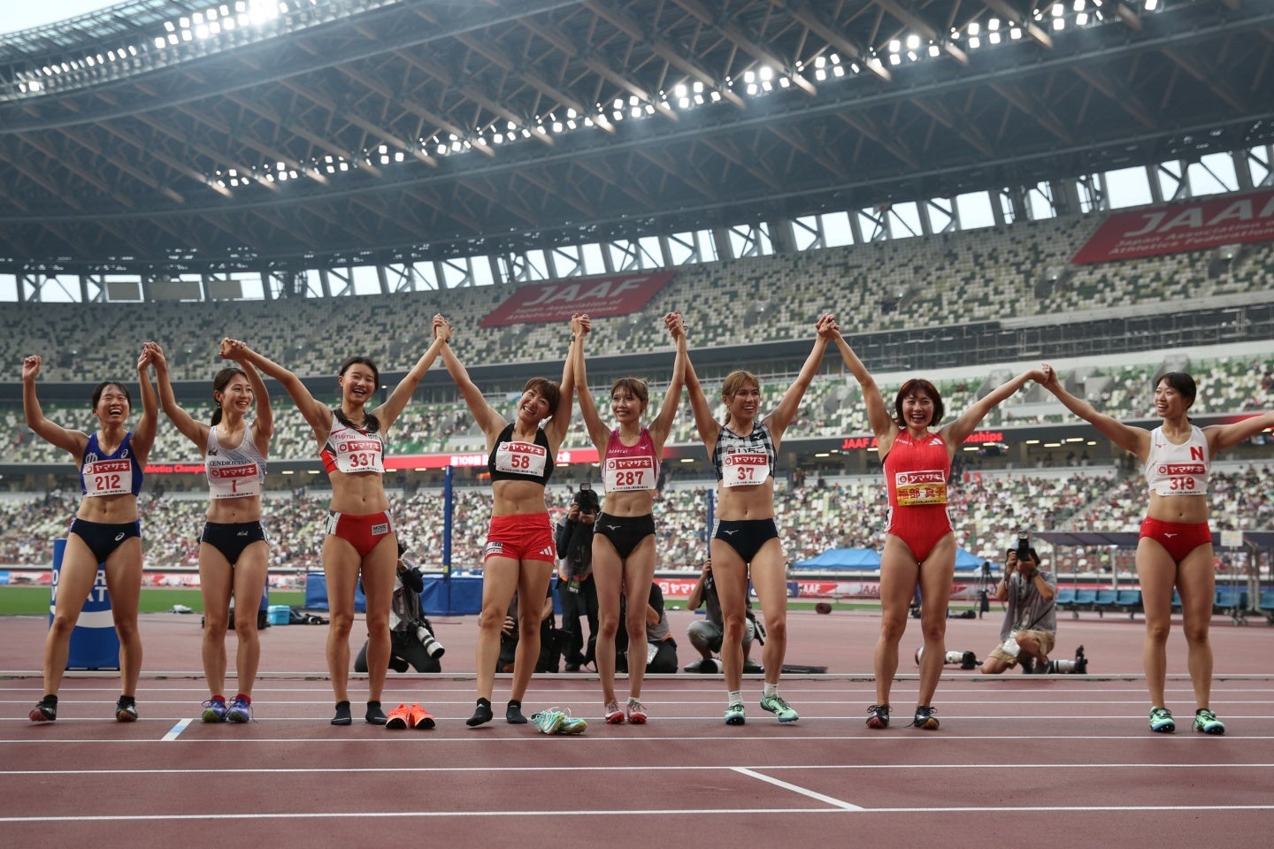 レース後、寺田を中心に選手全員が手をつないで声援に応えた。写真：永島裕基
