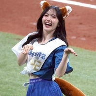 ミニライブ、始球式、そしてきつねダンス。鈴木愛理さんはエスコンの大観衆を存分に魅了した。写真：産経新聞社