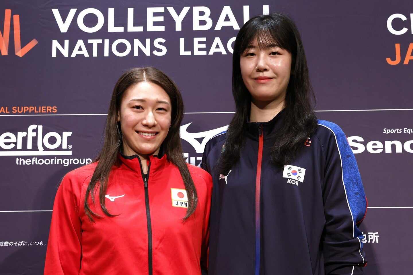 前日会見に出席した石川真佑（左）とチョン・ホヨン（右）。写真：滝川敏之