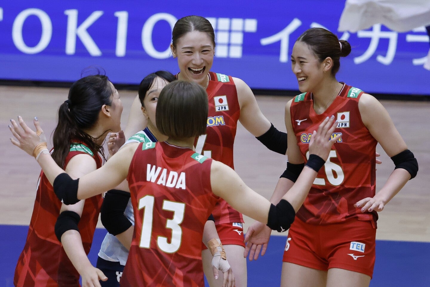 フランスにストレート勝ちした日本。この試合の解説を務めた女性が話題になっている。写真：滝川敏之