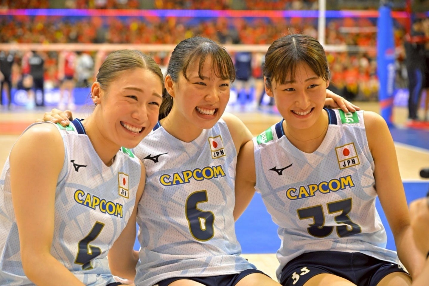 代表初スタメンの秋本(右)はキャプテンの石川(左)、関と記念撮影に収まる。写真:金子拓弥(THE DIGEST写真部)