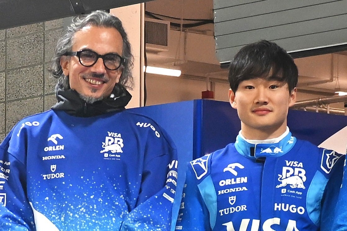 ここまでレッドブルでは苦戦が続いている角田（右）。メキーズ氏（左）との再会で調子を上げられるか。(C)Getty Images
