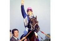 史上最年少クラシック制覇を果たした武豊。スーパークリークと宿命づけられた菊花賞Ｖを成し遂げた。写真：産経新聞社