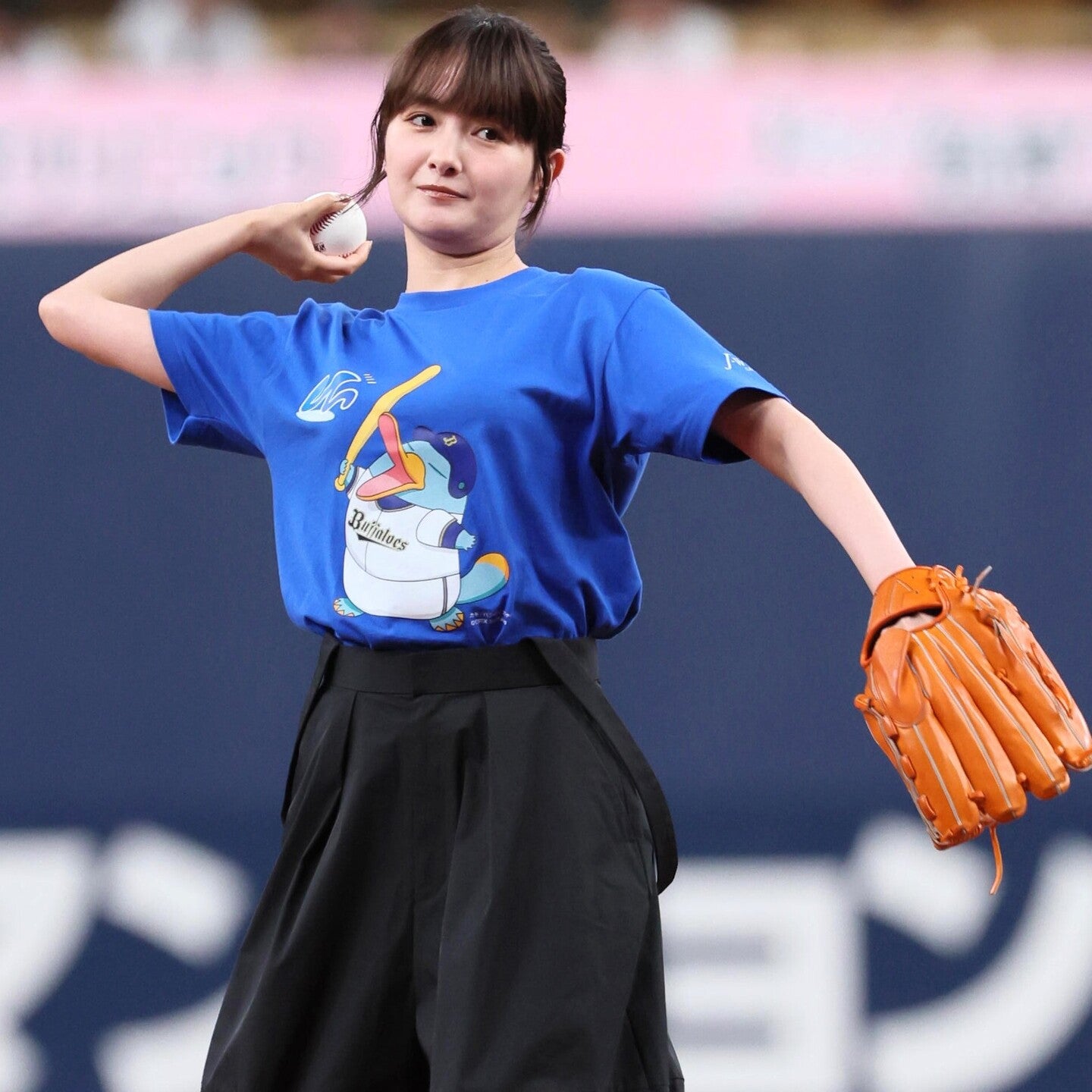 ８年ぶりの始球式に臨んだ葵わかなさん。惜しくも投球はツーバウンドも、スタンドからは大きな拍手が贈られた。写真：産経新聞社