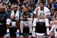 バックスは優勝メンバーのミドルトン(左)に続き、リラード(中央)も放出。孤立するヤニス(右)の胸中はいかに。(C)Getty Images