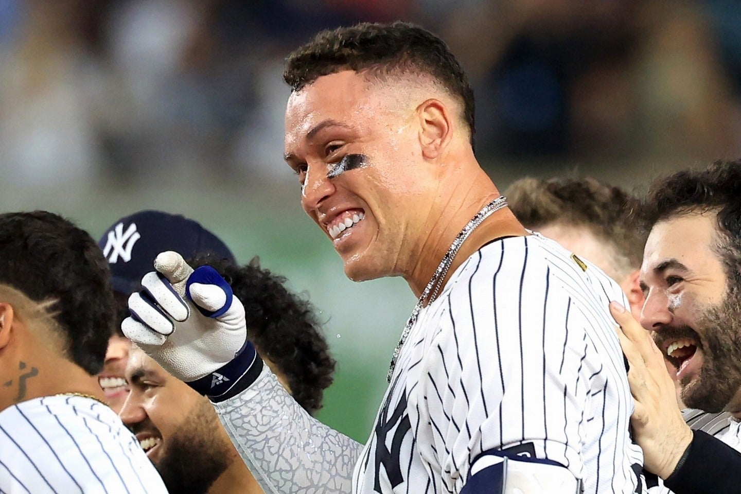 サヨナラ犠牲フライでチームに勝利をもたらしたジャッジ（中央）。(C)Getty Images