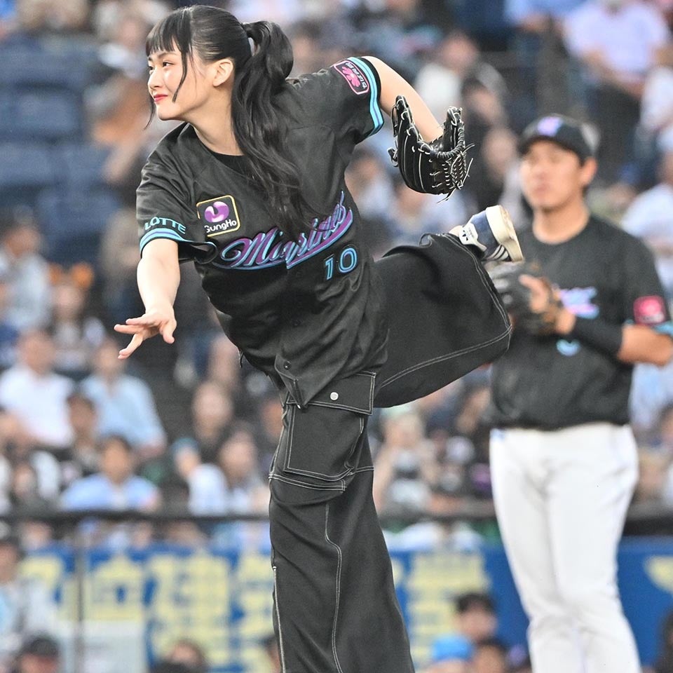 ロッテ対西武戦の始球式を務めた山﨑さん。終始笑顔での爽やかな投球だった。写真：産経新聞社