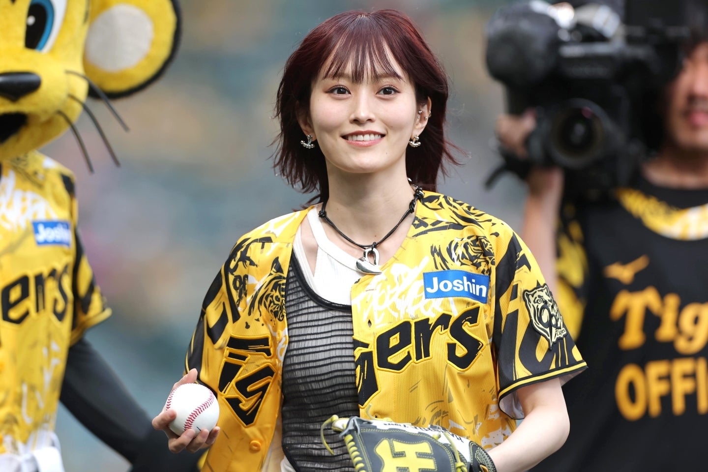虎党として有名な山本彩さん。試合後の「六甲おろし」生歌唱を期待したファンも多かったはずだが…。写真：産経新聞社