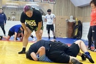 橋本の母校・安部学院のレスリング部で行なわれた合同練習会の様子。写真：橋本宗洋