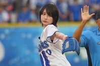 タレントのあのが始球式に登場。見事なノーバウンド投球をみせた。写真：萩原孝弘