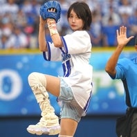 真剣な表情でモーションに入るあのさん。鮮やかな投球でスタンドを沸かせた。写真：萩原孝弘