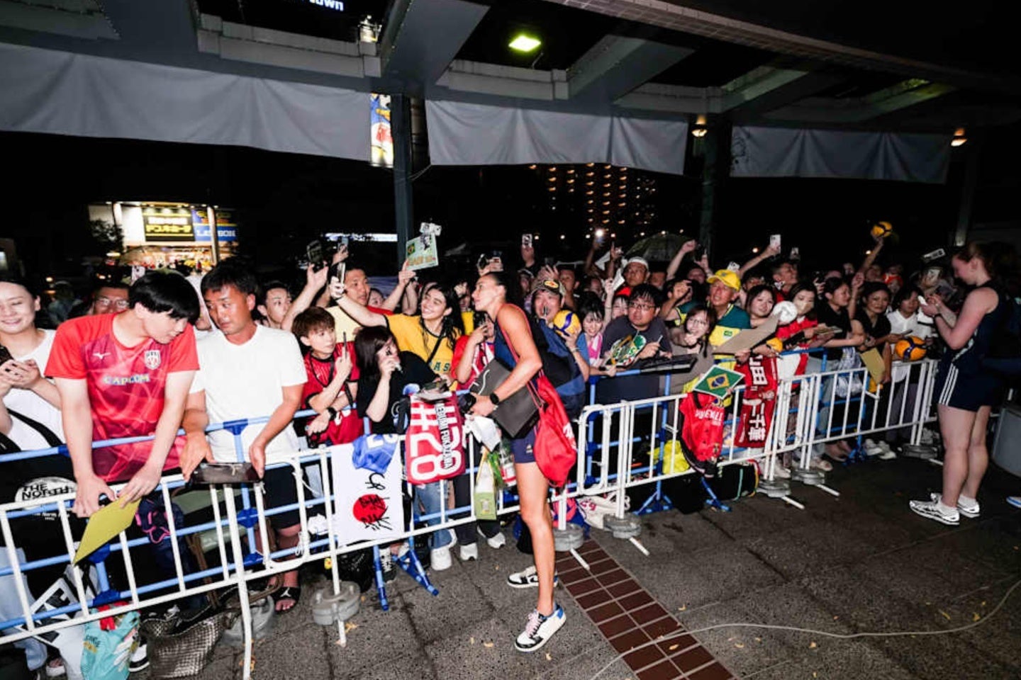 ブラジル代表の選手たちは試合後、日本人ファンと記念撮影やサインに応じた。(C)Volleyball World