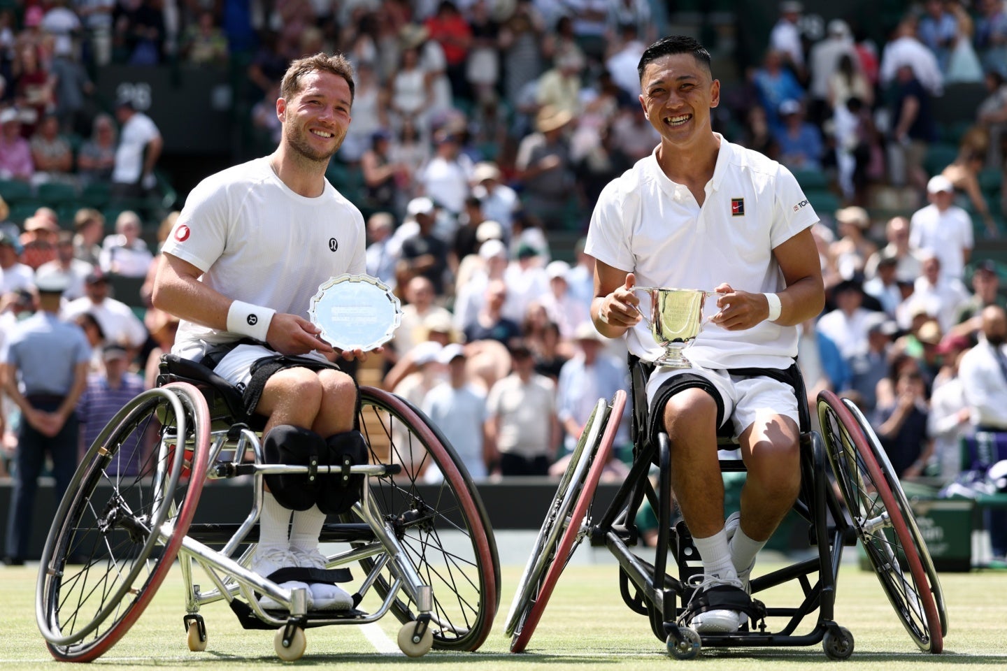 ウインブルドン決勝でヒューエット（左）との激戦を制した小田（右）。全仏とウインブルドンを連続して制するのは自身２度目で、これは車いすテニスの男子シングルスで史上初の快挙となった。（C）Getty Images