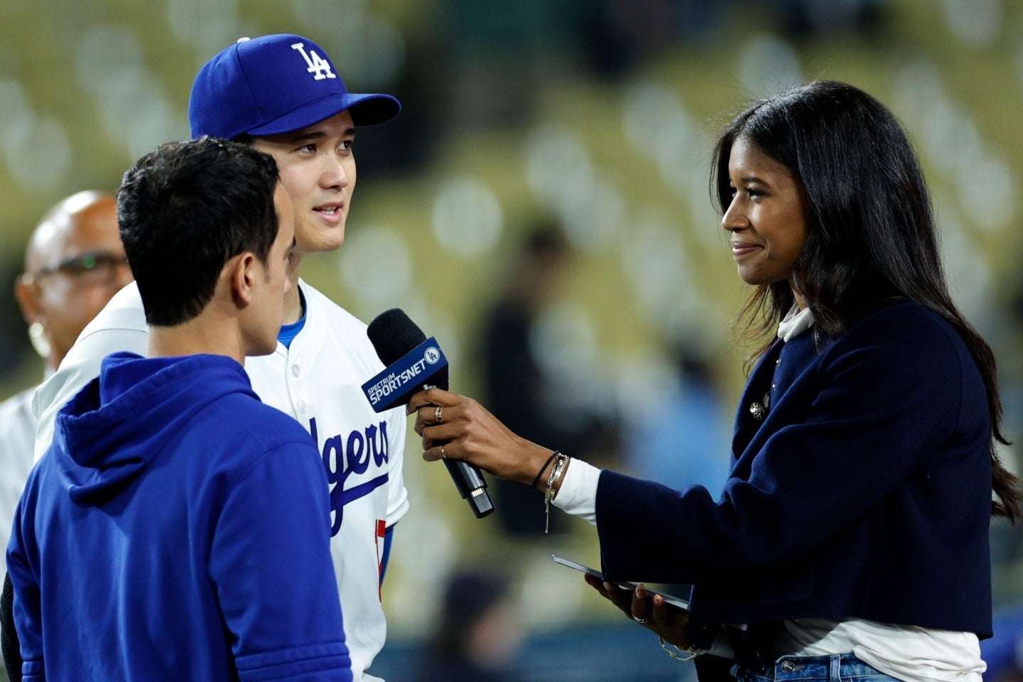 ドジャース専属レポーターのワトソン（右）氏がSNSを更新。前半戦を振り返った。(C)Getty Images