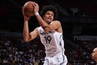 サマーリーグデビュー戦で、ブロック記録を塗り替えたベランジェ。勤勉な18歳のビッグマンが秘めた可能性は無限大だ。(C)Getty Images