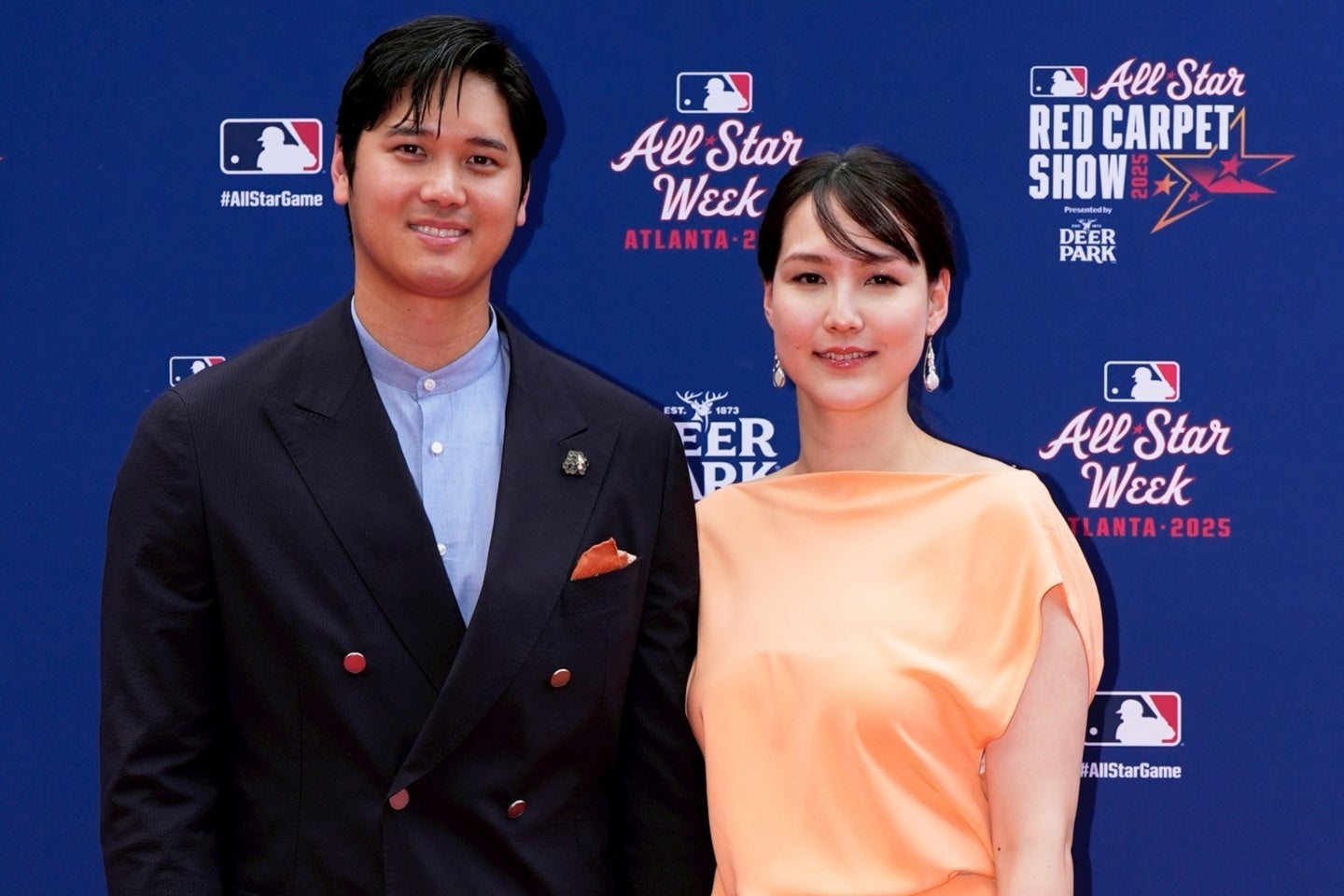 大谷と真美子夫人。米球宴の恒例行事レッドカーペットに登場した。(C)AP/AFLO