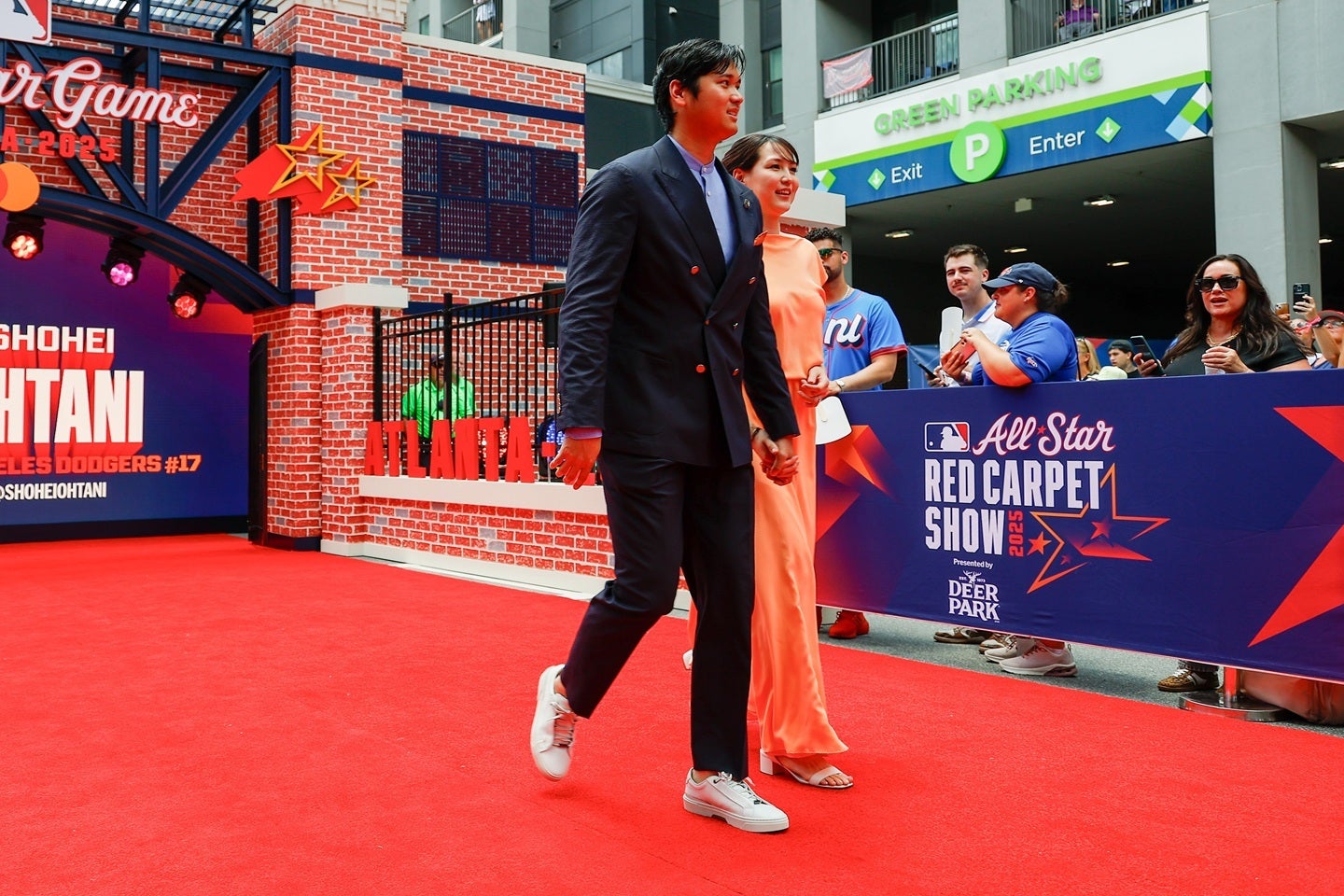 レッドカーペットを歩く大谷と真美子夫人。(C) Getty Images