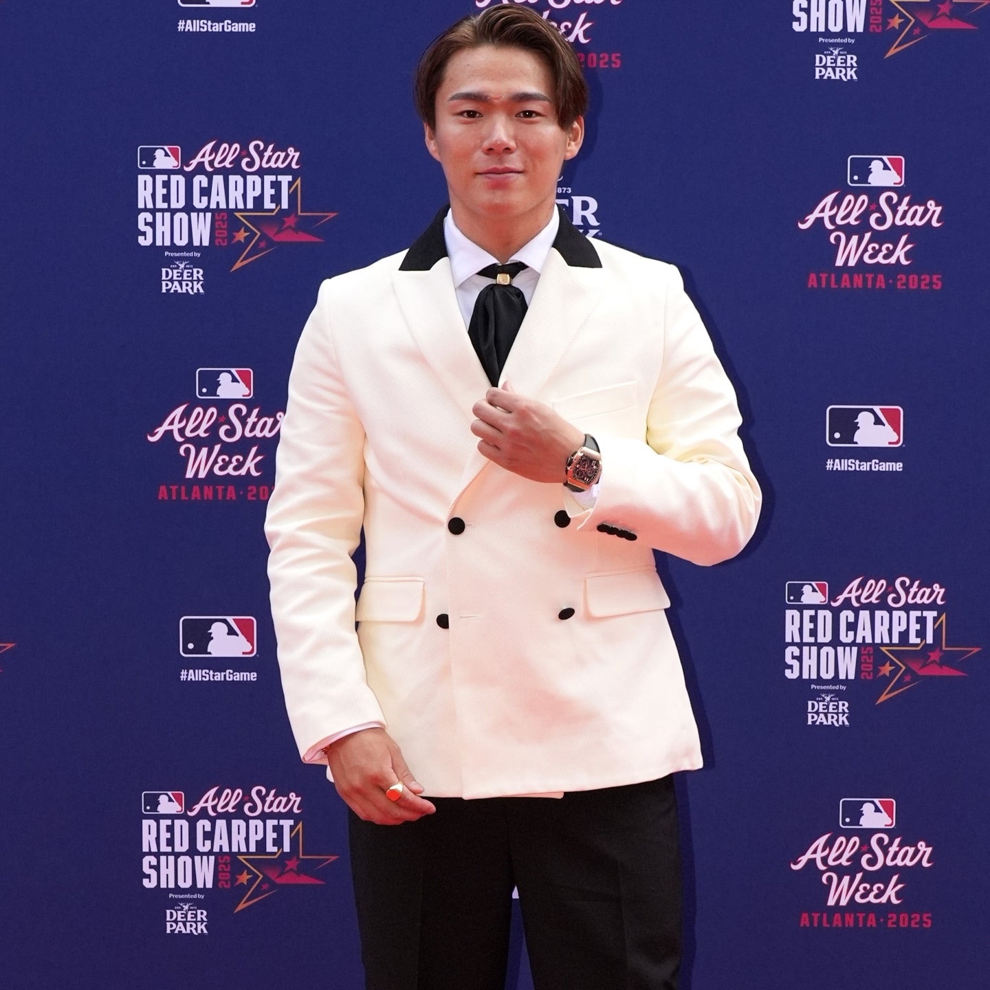 白ジャケでビシっときめた山本。初の“赤じゅうたん”を満喫した。(C)AP/AFLO