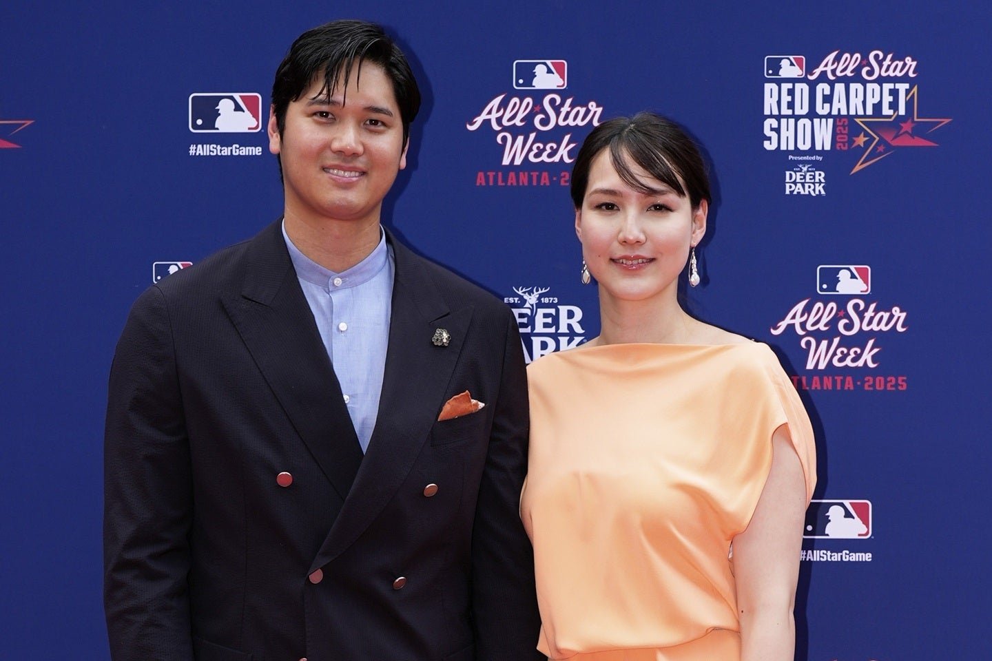昨年に続き夫人同伴でレッドカーペットを歩いた大谷。(C) Getty Images
