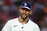 ナ・リーグの２番手として登板したカーショウ。イヤホンと胸元にはマイクをつけて投球した。(C) Getty Images
